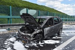 Při požáru osobního auata na dálnici D8 nebyl nikdo zraněn. 
