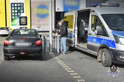 Tříletý chlapec nastartoval auto a srazil svou matku