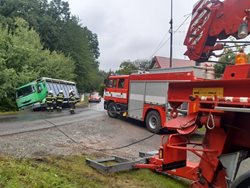 Hasiči vyprostili z příkopu nákladní vůz, který vezl telata