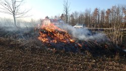 Pálení klestí se zvrtlo v požár hektaru trávy 