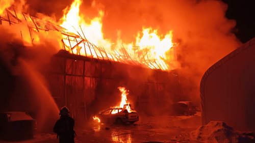 Požár ohrozil skladovou halu, hasiči zasahují s těžkou technikou