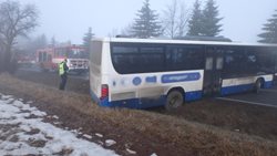Hasiči zasahovali na jednom místě u střetu dvou osobních vozů i u zapadlého autobusu