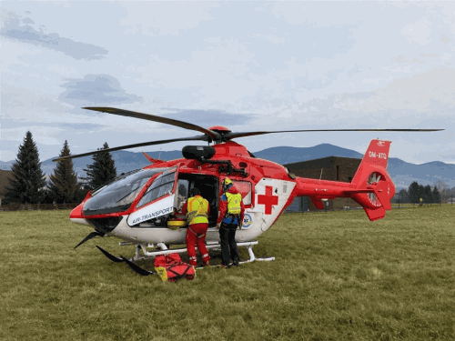 Náraz do sloupu si vyžádal letecký transport