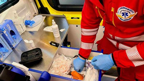 Tragédie při práci. Třiapadesátiletý muž zemřel po vážném zranění popelářským vozem