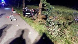 Ze zcela zdemolovaného vozu museli hasiči vyprostit zaklíněné osoby