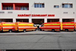Ministr vnitra spolu s hejtmanem Moravskoslezského kraje předali profesionálním hasičům 10 speciálních zásahových automobilů