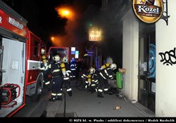Při požáru baru v Husitské ulici bylo evakuováno 40 osob
