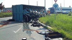 Na kruhovém objezdu v Pardubicích se převrátil nákladní automobil