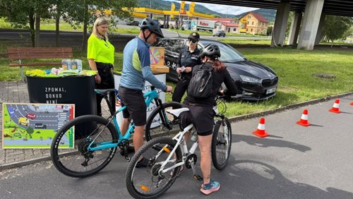 Policisté kontrolují cyklisty. Mnozí stále zapomínají na povinnou výbavu