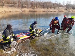 Profesionální hasiči z Mělnicka procvičovali záchranu osob z ledu