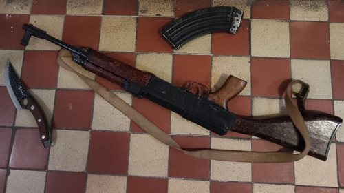 Muž vyšel ze dveří bytu se samopalem a nožem, policie zasahovala okamžitě