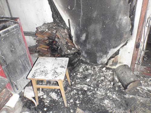 K nočnímu požáru rodinného domu vyjely čtyři jednotky hasičů. 