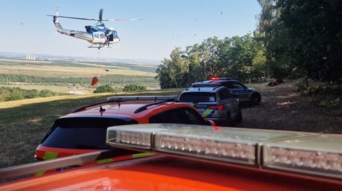 Požár lesa zaměstnal osm jednotek hasičů. Pomáhal i policejní vrtulník
