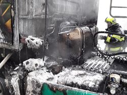Požár kamionu v Kralicích nad Oslavou za sebou zanechal škodu převyšující milion korun