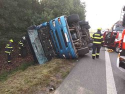 Kamion s návěsem se převrátil v Dražkovicích