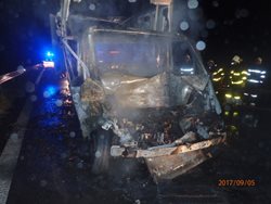 Požár dodávky po nehodě tří vozidel na D48 u Starého Jičína