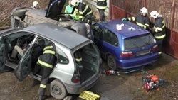 VIDEO/FOTOGALERIE Hromadná nehoda pěti osobních automobilů v Kladně
