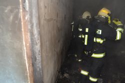 Požár ubytovny v Praze 3 způsobil škodu 100. tisíc korun, tři osoby hasiči zachránili
