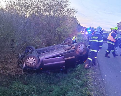 Auto po nehodě skončilo na střeše, zraněného zachraňovali hasiči