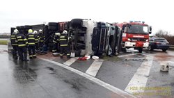 Dopravní nehoda kamionu na sjezdu z přivaděče