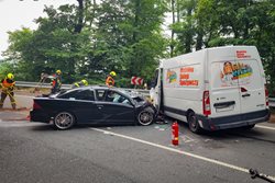 Dva lidé byli zraněni po střetu dodávky a osobního automobilu v Hrabyni