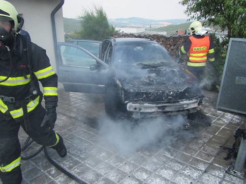 Plameny zničily zaparkovaný osobní automobil u rodinného domu.