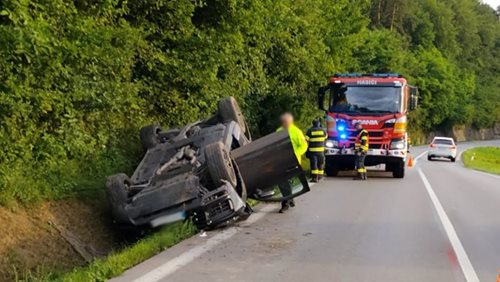 Řidič Porsche skončil na střeše. Nadýchal 1,60 promile alkoholu