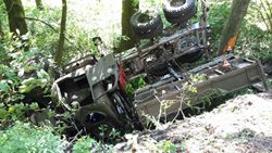 Na Šumpersku nákladní vozidlo po nehodě se zraněním skončilo v potoce převracené na střeše.