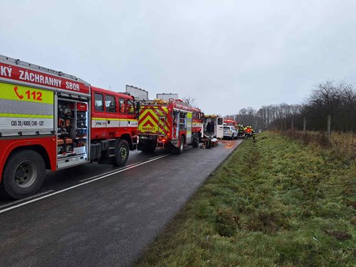 Srážka osobního auta s nákladním vozidlem: Dvě zranění a ekologické riziko