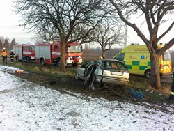 Hasiči zasahovali na Chrudimsku u nehody při které řidič narazil s vozem do stromu