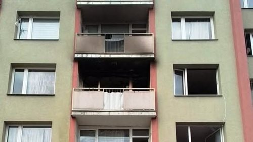 Kouř uvěznil obyvatele v panelovém domě. Hasiči zachránili a evakuovali deset lidí