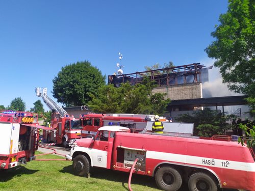 Plameny pohltily střechu budovy smuteční síně v Boršicích