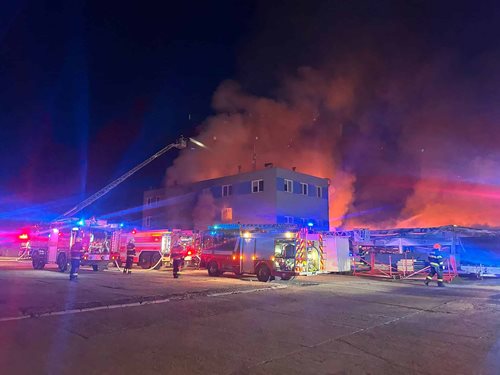 Rozsáhlý požár zničil průmyslový objekt