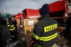 Hasiči pomáhají s rozvozem ochranných pomůcek pro obyvatele Královéhradeckého kraje