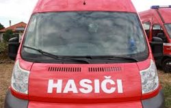 Jednotky hasičů na Pardubicku hledaly ztraceného muže, hasily autobus i vanu v koupelně