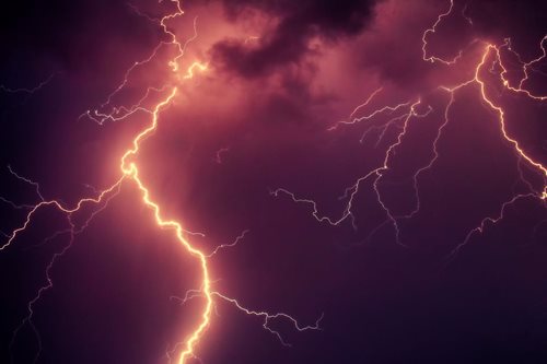 Meteorologové varují před silnými bouřkami a přívalovým deštěm