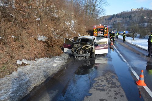 Hasiči likvidovali požár auta i následky nehody
