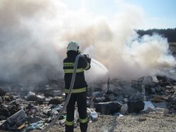 Požár skládky odpadů hasiči rychle zlikvidovali