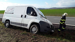 Bez zranění se obešla dopravní nehoda dodávky na komunikaci u Bohušic na Třebíčsku