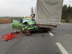 Dopravní nehody s vyproštěním v Roudnici a převrácenou cisternou u Týniště nad Orlicí
