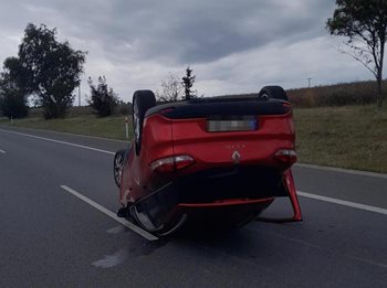 Auto na střeše, druhé mimo silnici: Nehoda uzavřela pruh dálnice D6 u Kladna