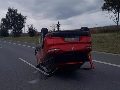 Auto na střeše, druhé mimo silnici: Nehoda uzavřela pruh dálnice D6 u Kladna