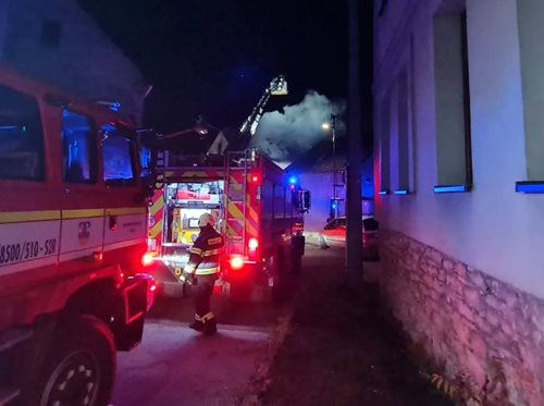 Plameny pohltily střechu třípatrového domu. Hasiči bojovali celé hodiny