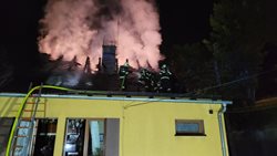 Noční požár střechy domku s obytným podkrovím v Havířově