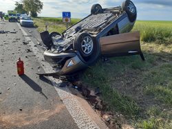Vážná dopravní nehoda uzavřela silnici číslo 12 u Vrbčan na Kolínsku