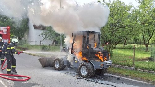 Požár malého nakladače zaměstnal hasiče na Táborsku. Plameny se naštěstí nerozšířily