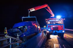 Z havarované dodávky na rozestavěné dálnici D48 u Příbora unikal plyn, s vyproštěním vozu pomohla speciální Tatra VIDEO