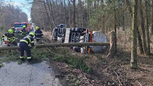 Nepředvídatelná nehoda zastavila provoz a vyžádala zásah IZS