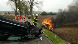Osobní automobil po střetu s dalším vozem začal hořet