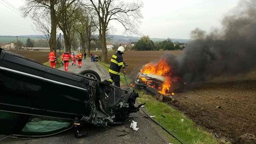 Osobní automobil po střetu s dalším vozem začal hořet